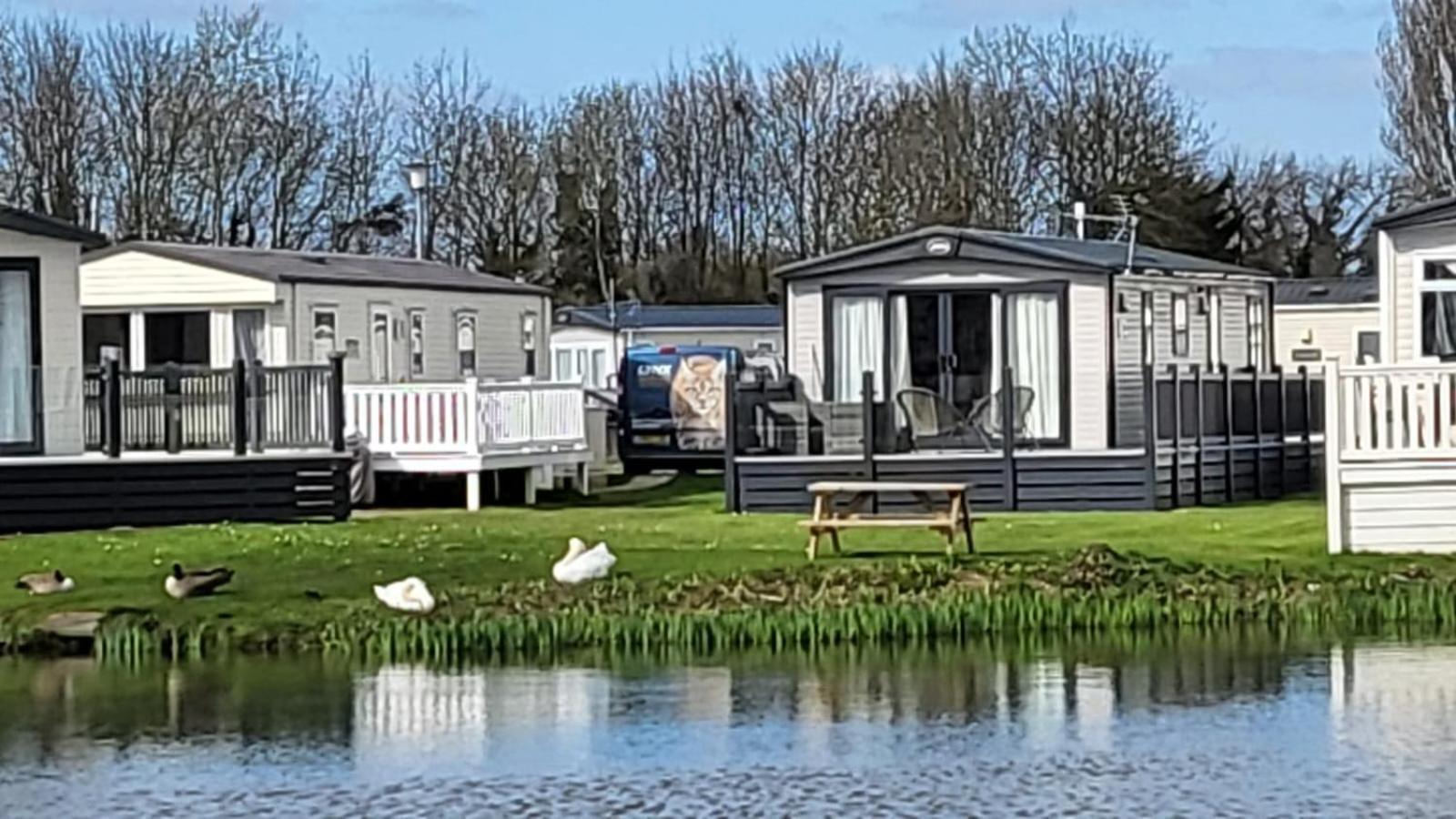 Reeds View Holiday Lodge South Cerney Exteriör bild